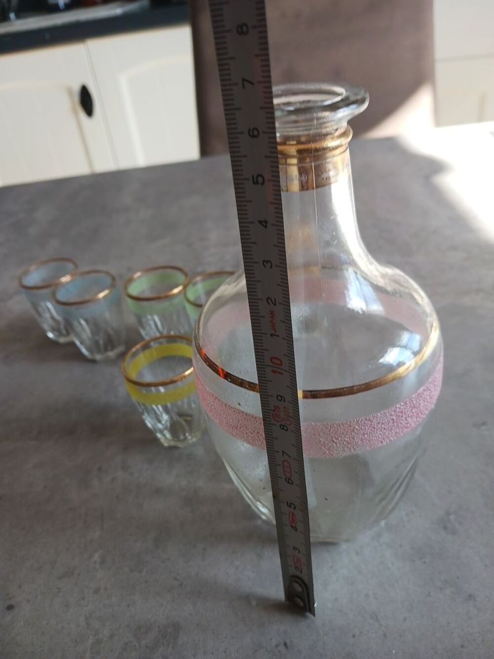 Ensemble de carafe et verres en verre avec bordures dor&eacute;es Décoration