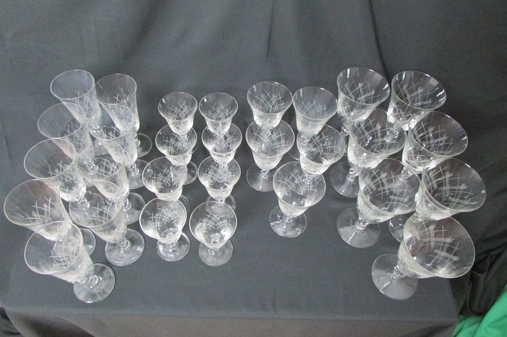 Lot de 29 verres &agrave; pied , forme &eacute;vas&eacute;e Décoration