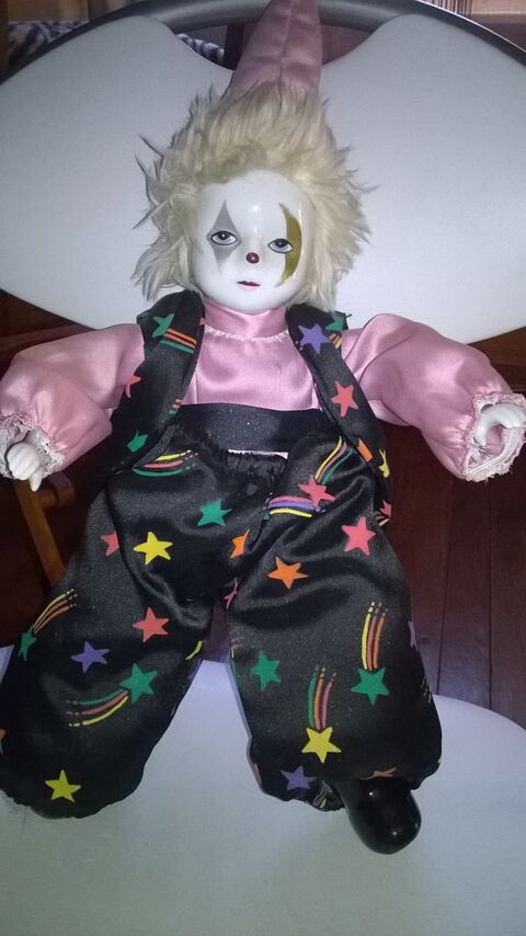 Clown Rose
En c�ramique et pieds et main en porcelaine 
8 Talange (57)