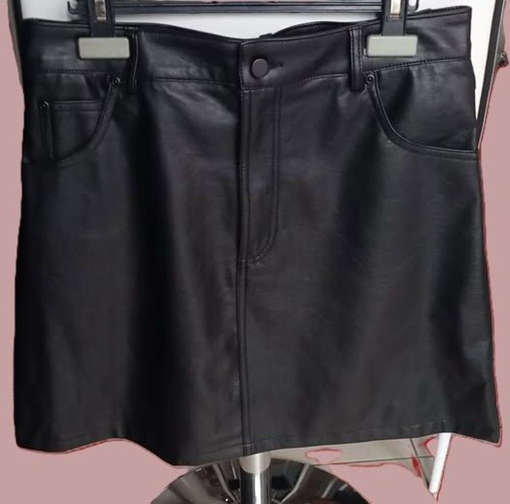 Jupe tr&egrave;s belle imitation cuir. Vêtements