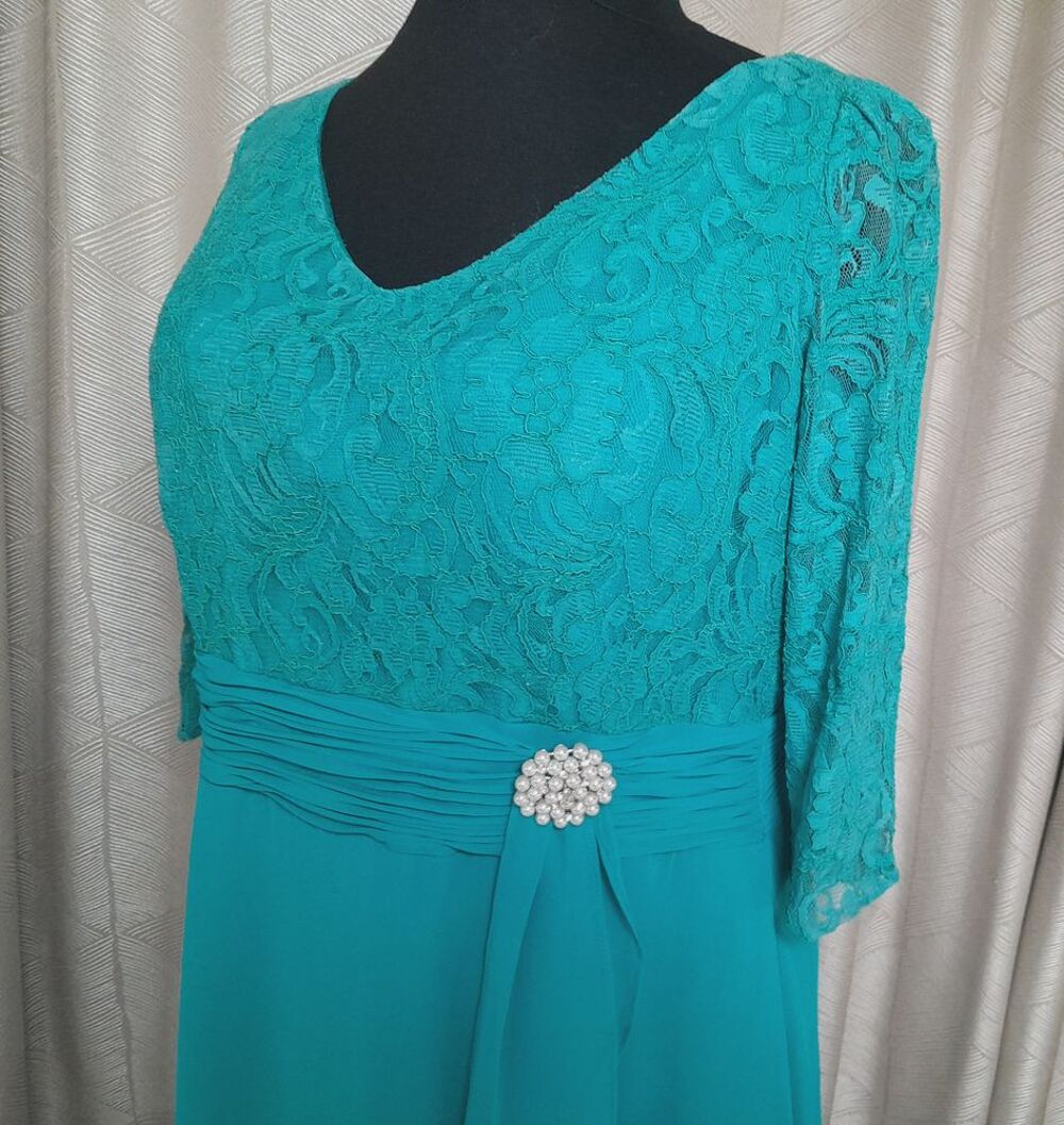 Robe longue de c&eacute;r&eacute;moniie et bol&eacute;ro . 
Vêtements