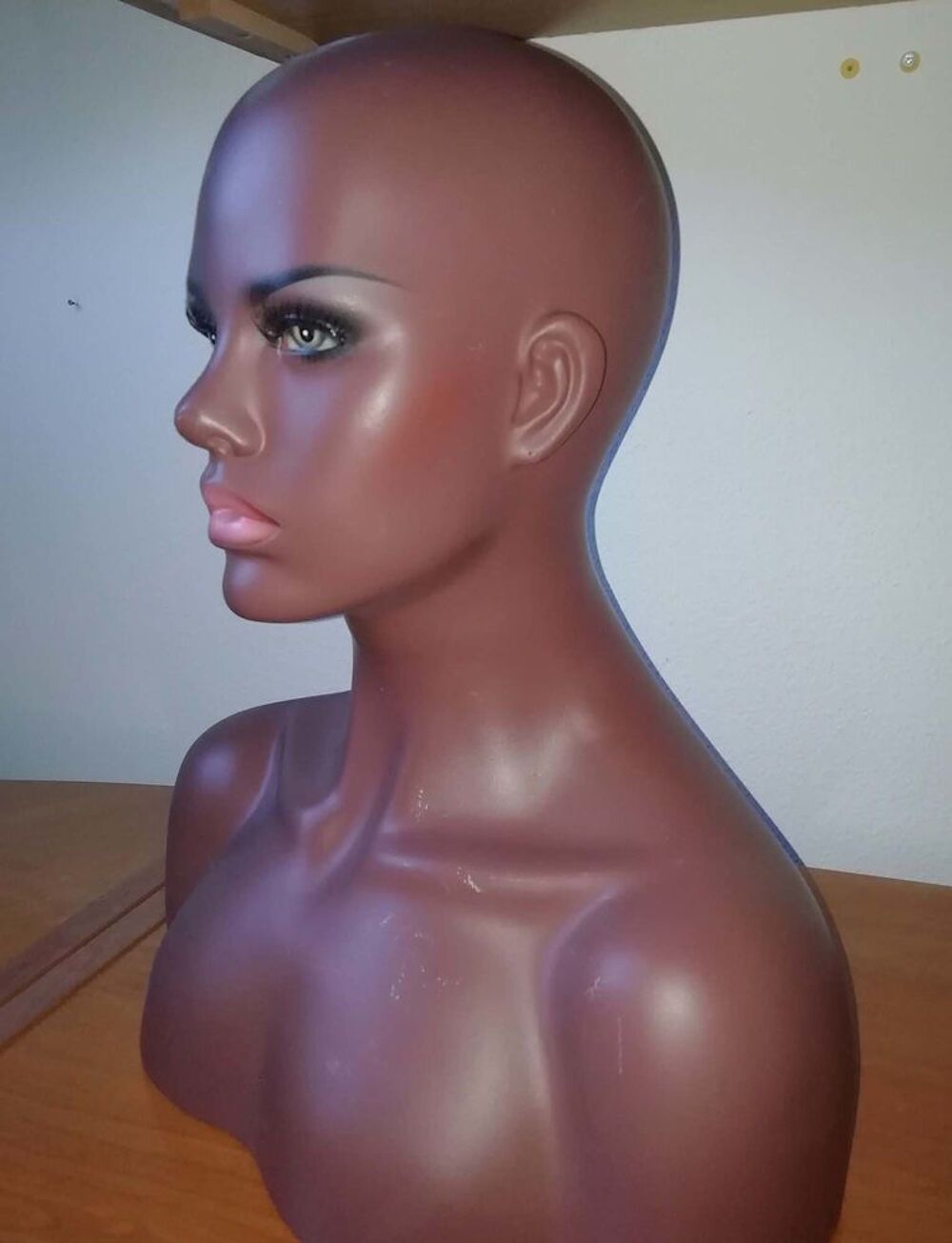 Grande t&ecirc;te buste de mannequin de couleur sur Arbus 64230 Décoration