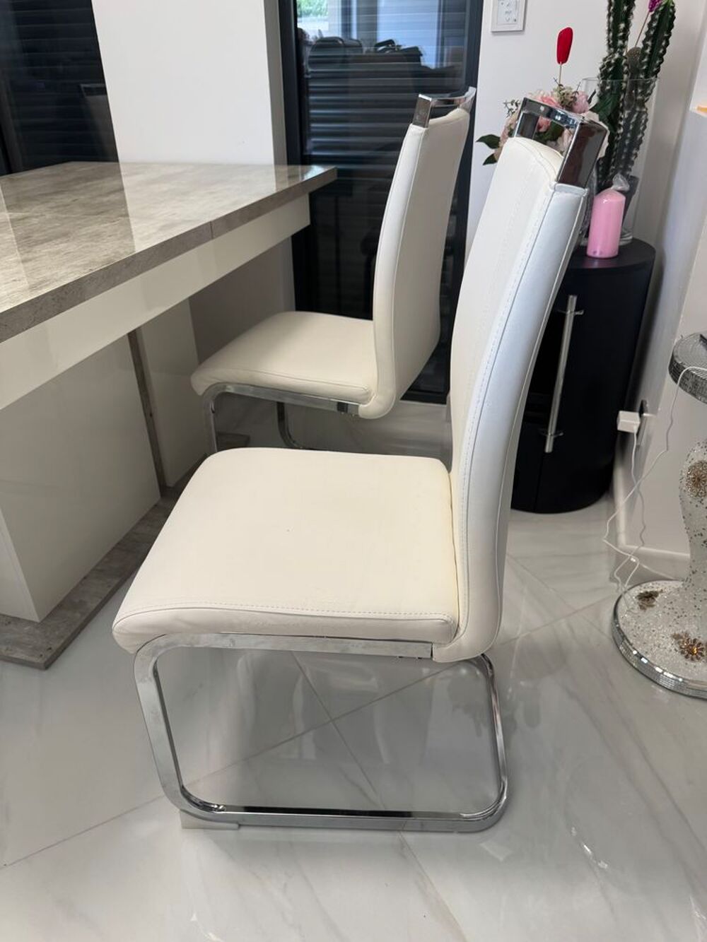 Table &agrave; manger avec 4 chaise Meubles