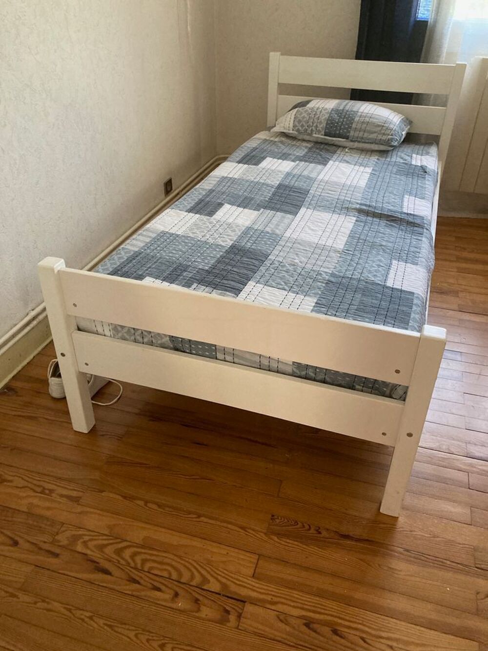 lit 1 place avec son matelas. Peu servi; Meubles