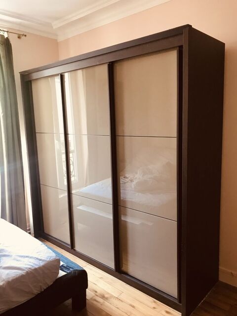 grande armoire en bois avec 3 portes coulissantes 875 Paris 16 (75)