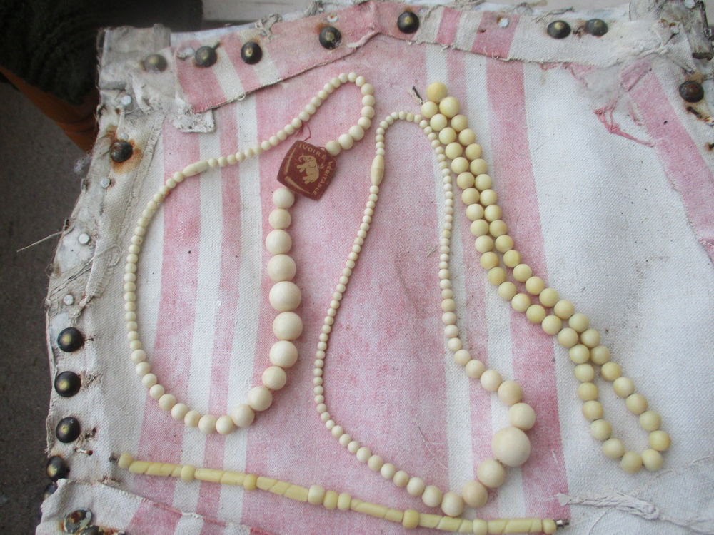 LOT DE 3 COLLIERS ANCIENS ET D UN BRACELET Bijoux et montres