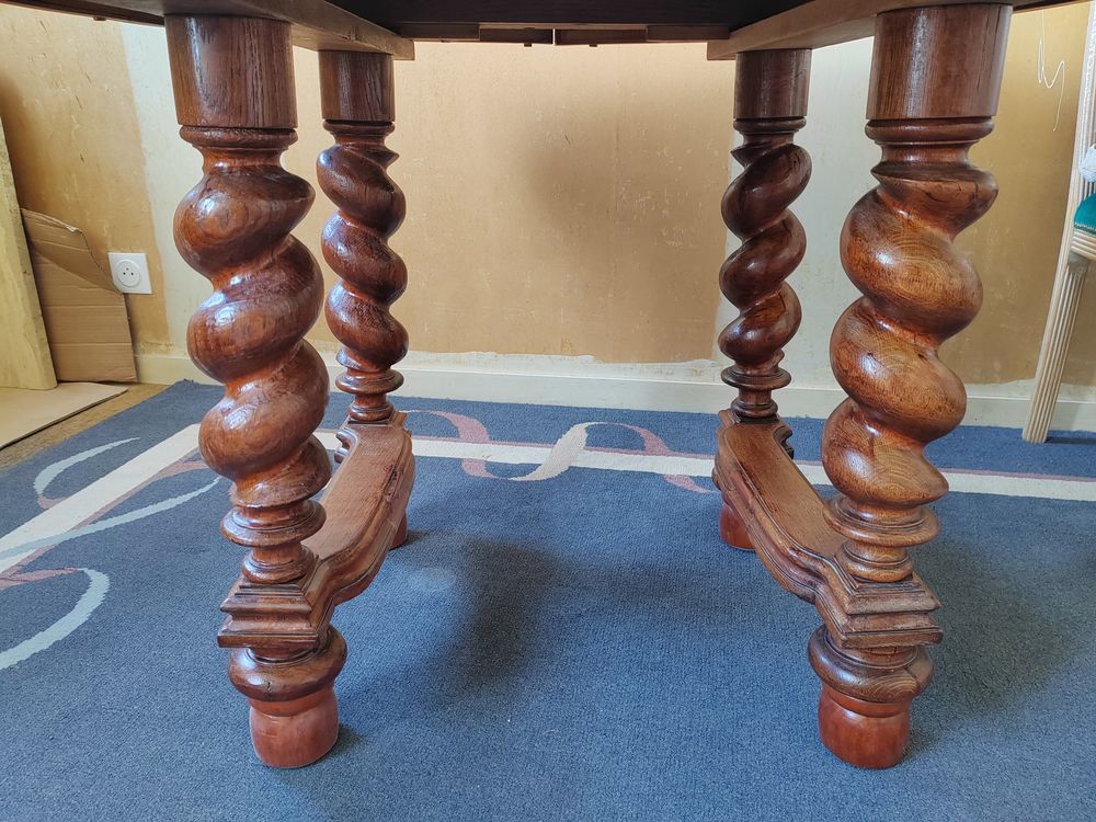 Table ancienne &agrave; pieds torsad&eacute;s Meubles