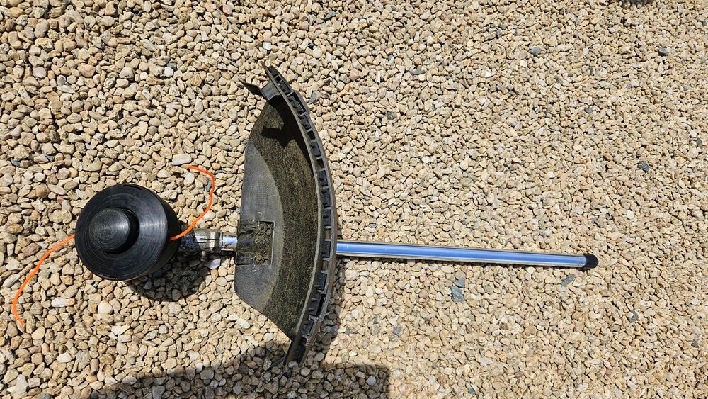 D&eacute;broussailleuse multifonction motoris&eacute; L&Eacute;A, 4 en 1 avec mot Jardin