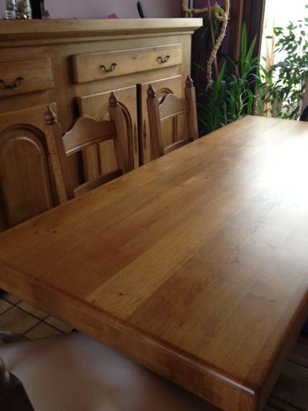 Salle &agrave; manger en ch&ecirc;ne clair massif. Meubles