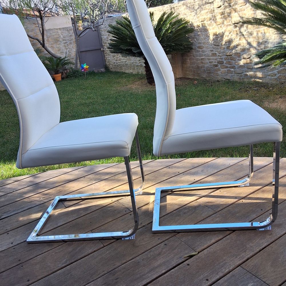 2 chaises Acier et Simili blanches. Meubles