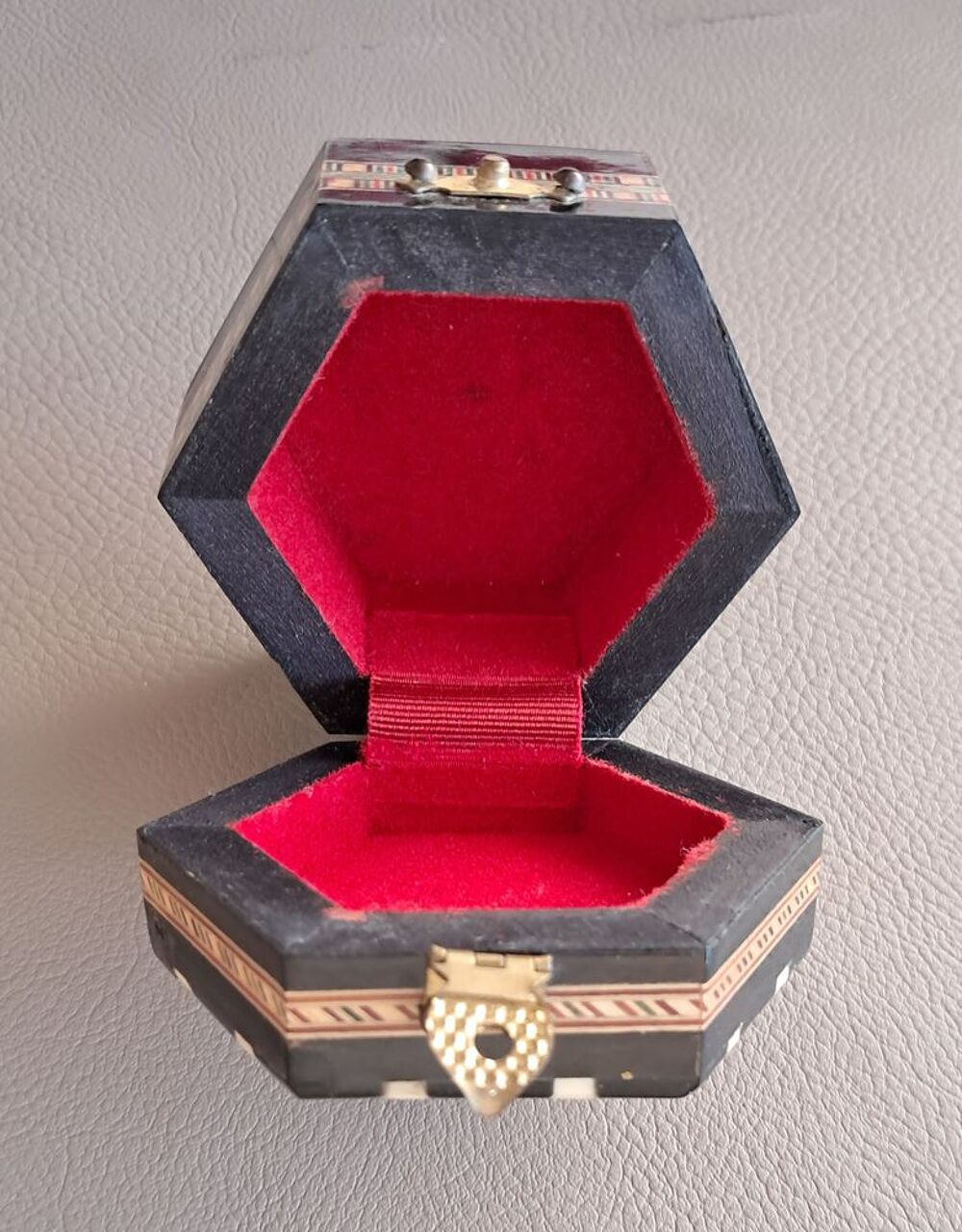 bo&icirc;te en bois et marqueterie hexagonale recouverte de papier Décoration