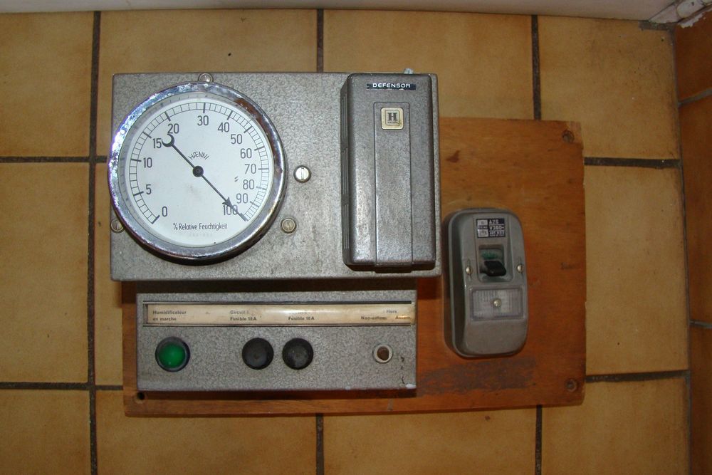 Ancien hygrom&egrave;tre suisse - HAENNI + Disjoncteur TICINO
Bricolage