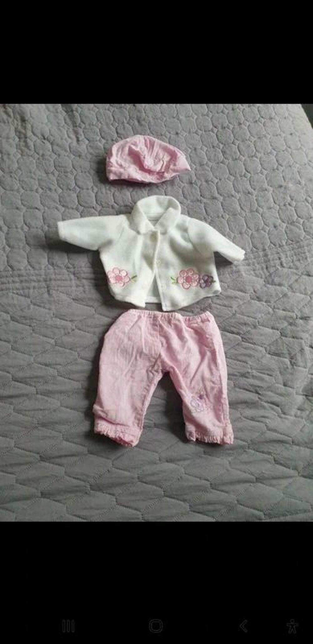 3 poupons et leurs v&ecirc;tements
Jeux / jouets