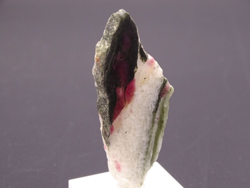 Eudialyte polie TRES RARE Norra K&auml;rr Su&egrave;de 10gr 53 x 21 x 6 