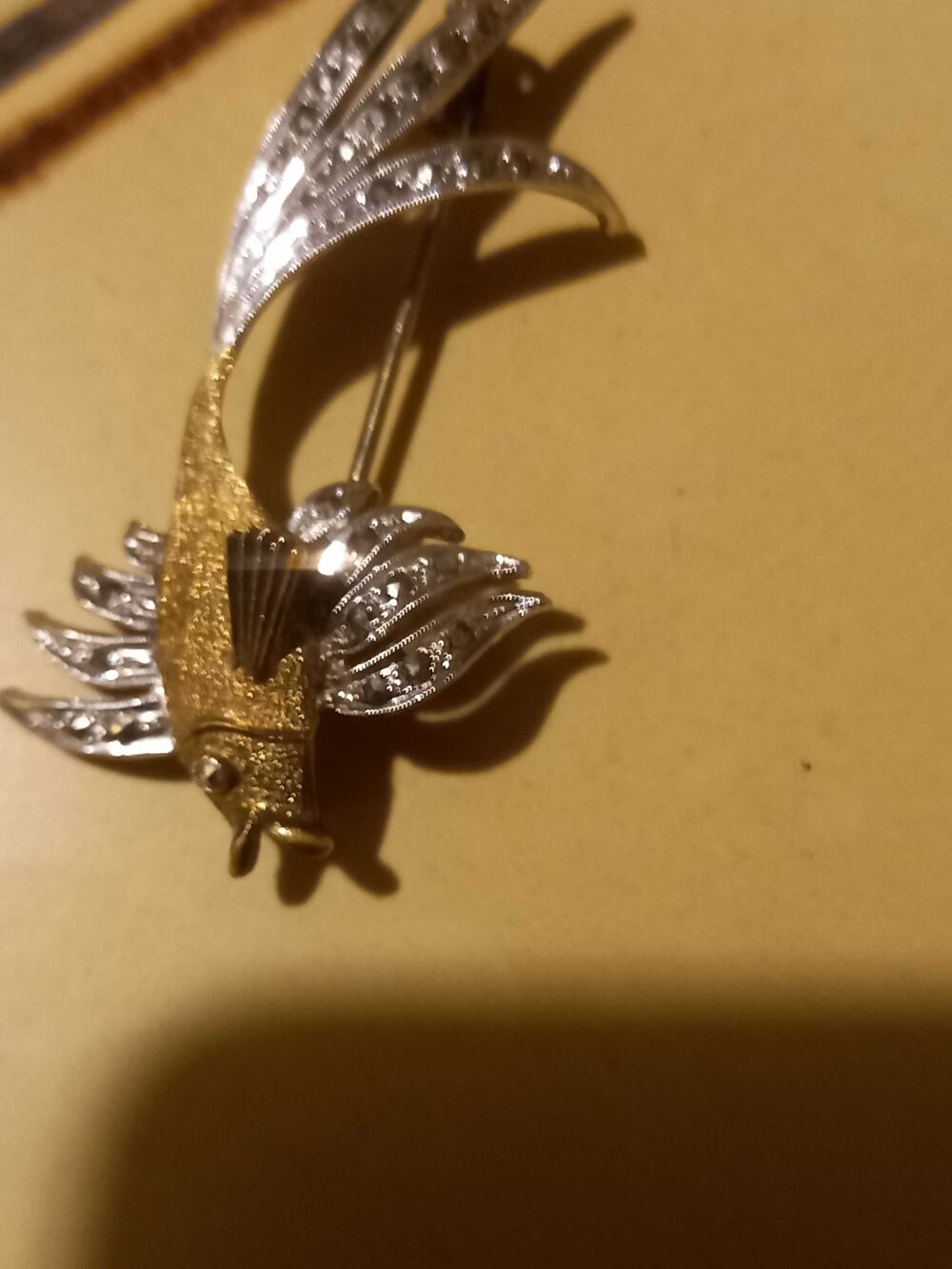 broche ancienne plaque or et strass 