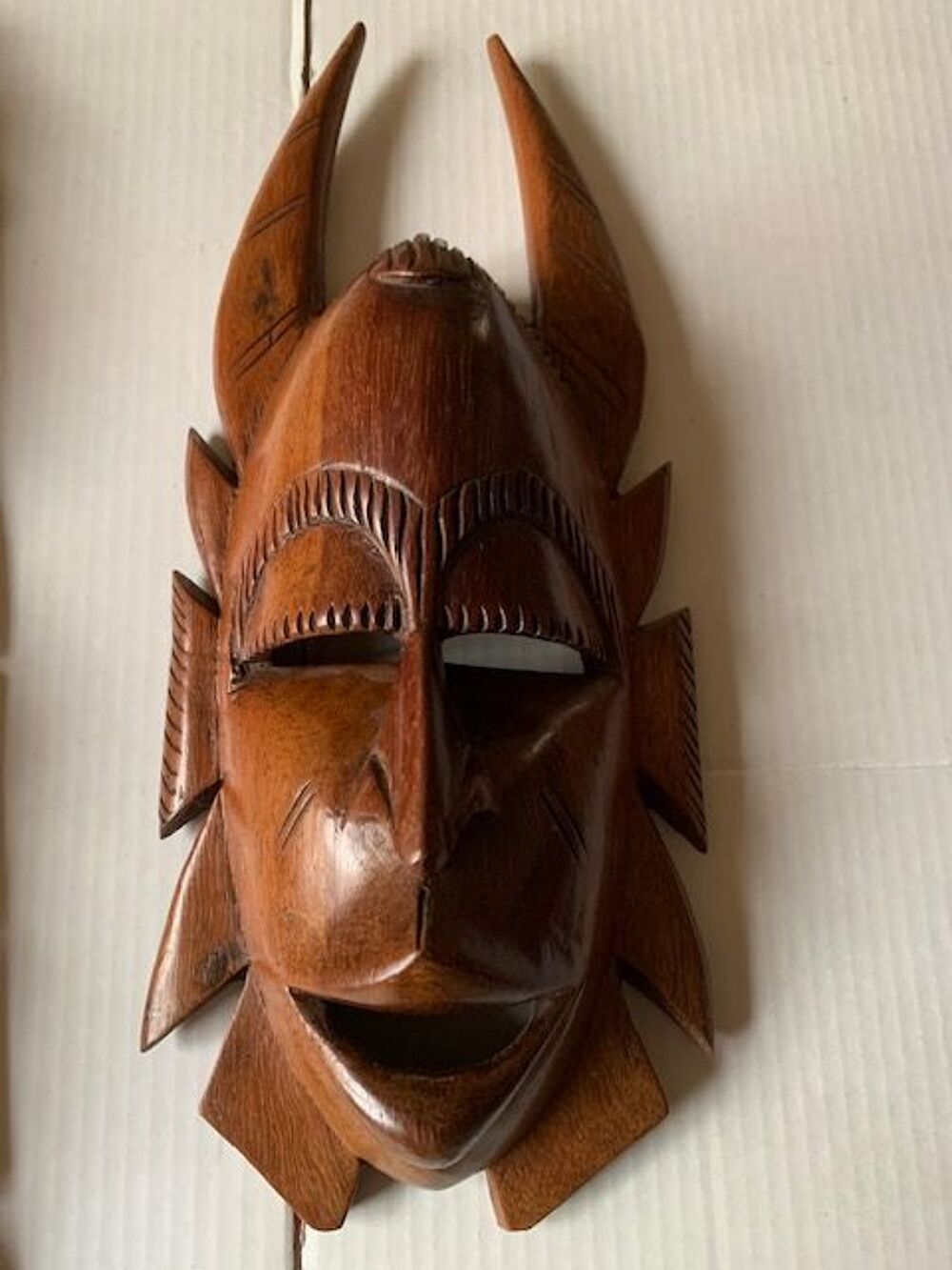 3 Masques africains en bois sculpt&eacute; Décoration