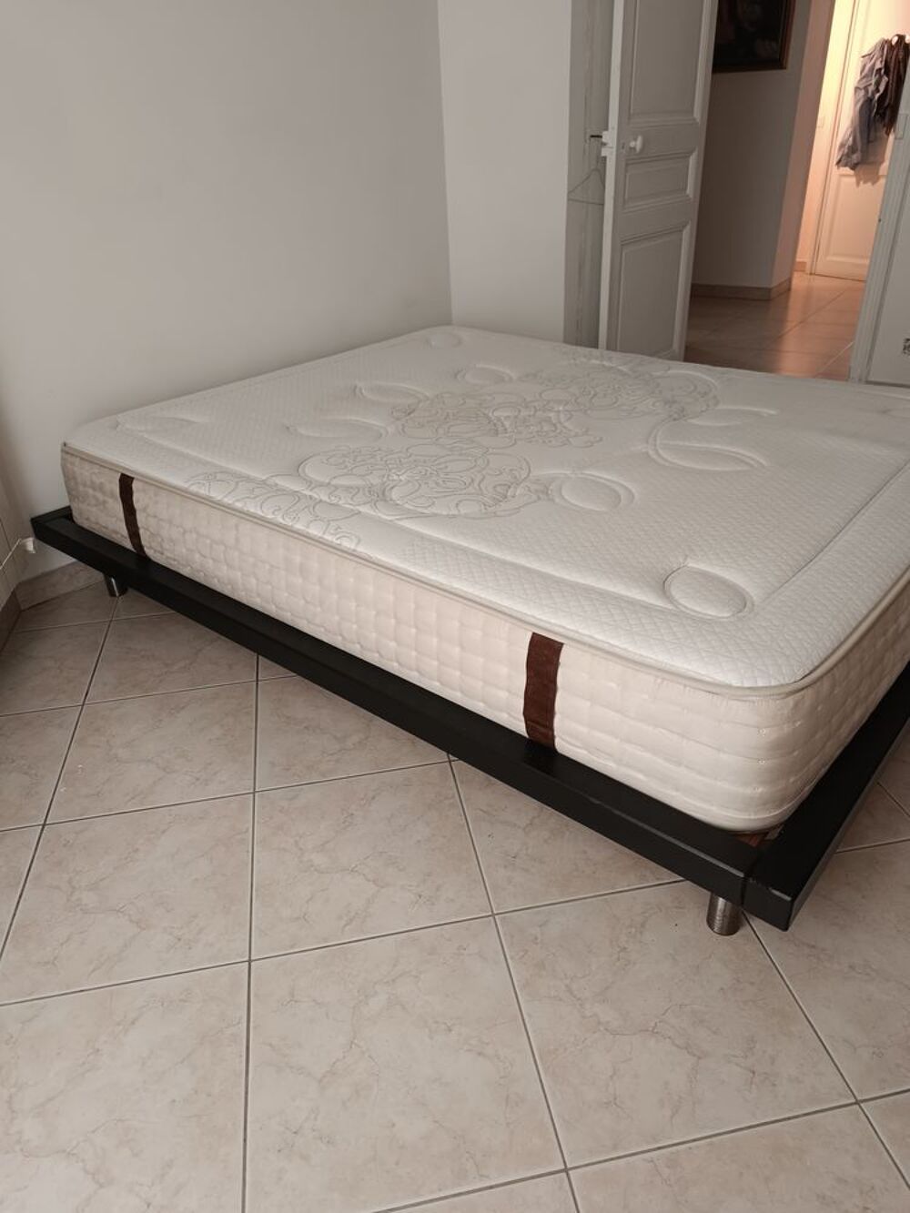 GRAND LIT PLUS MATELAS BIEN-&Ecirc;TRE MEMOIRE DE FORME Meubles