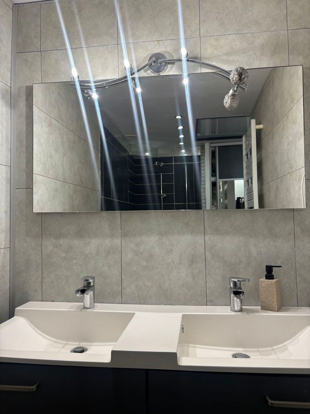 Ensemble lavabo double + miroir avec robinetterie 
Meubles