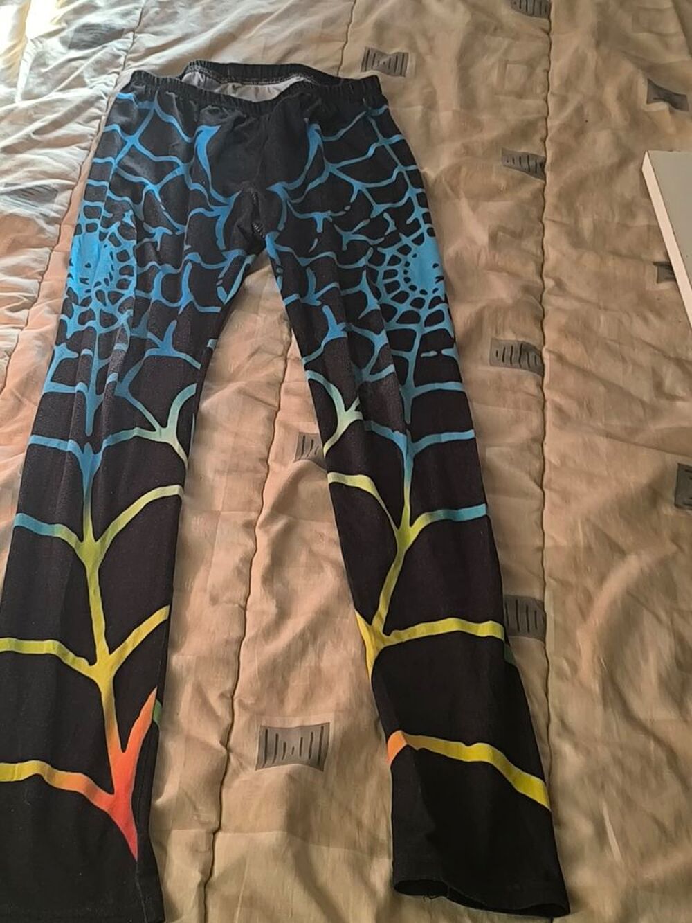 6€ deux ensembles pyjamas un peu us&eacute;s dont Vêtements enfants