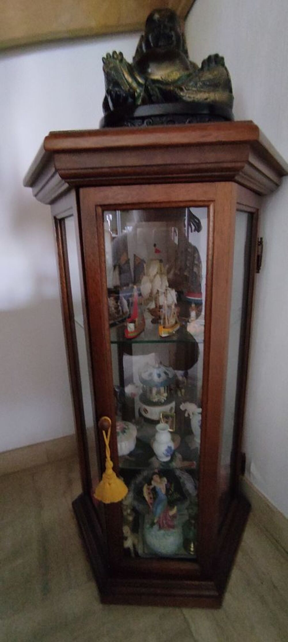 Meuble vitrine de pr&eacute;sentation en bois massif et verre Meubles