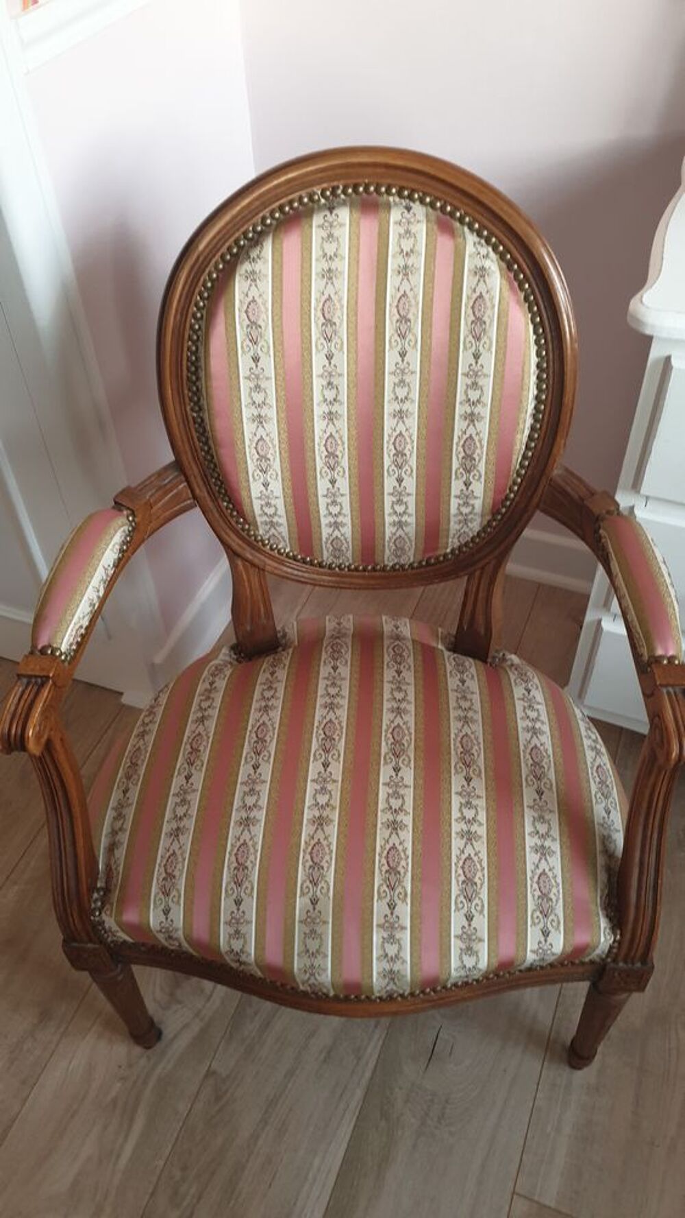 Paire de Fauteuils M&eacute;daillon Meubles