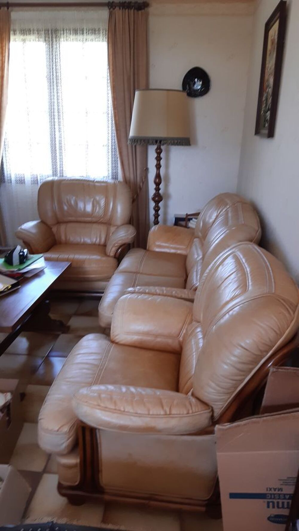 Canape en cuir et les 2 fauteuils en cuir beige Meubles