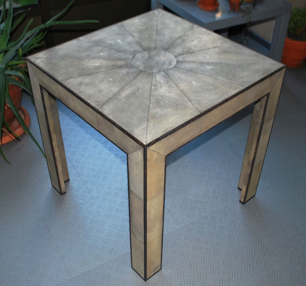 Petite table carr&eacute;e en galuchat de style art d&eacute;co "Collector Meubles