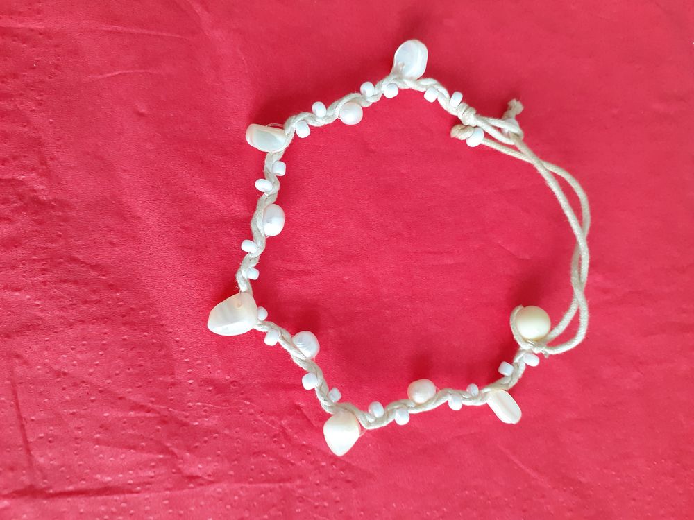 BRACELET cordelette avec perles blanches Bijoux et montres