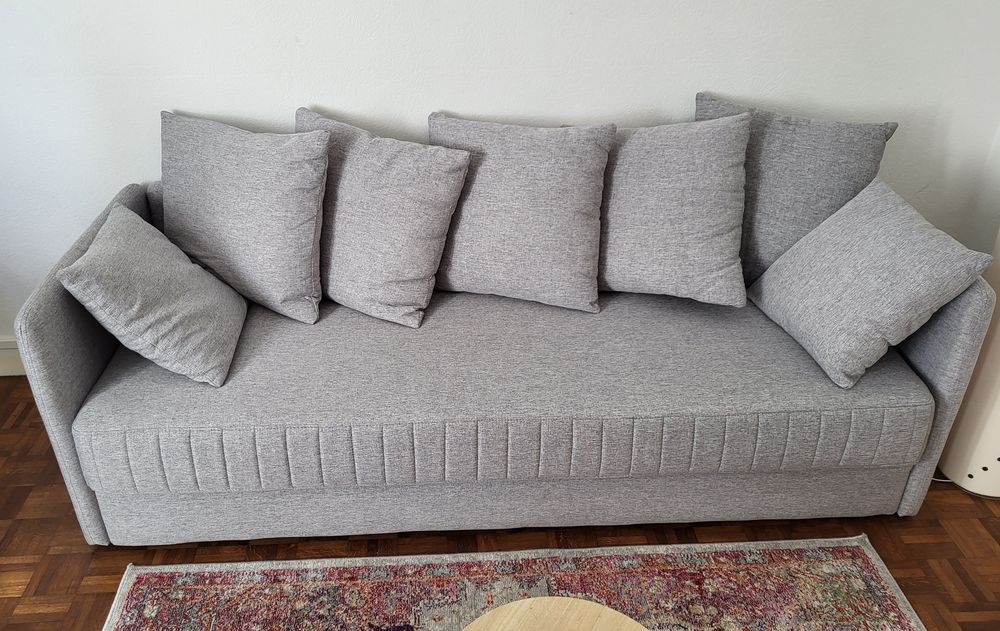 Canap&eacute; convertible tissu gris 3 places tr&egrave;s bon &eacute;tat.
Meubles