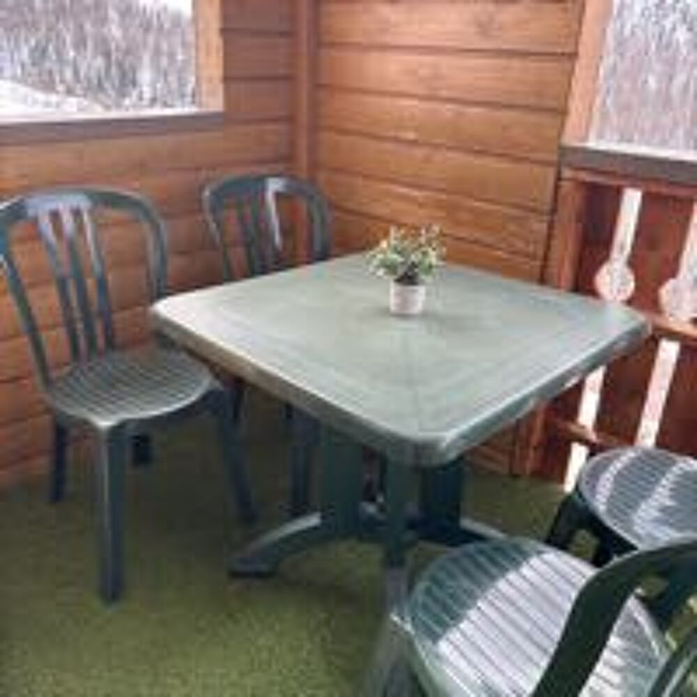 Table de jardin et ses 4 chaises assorties Meubles