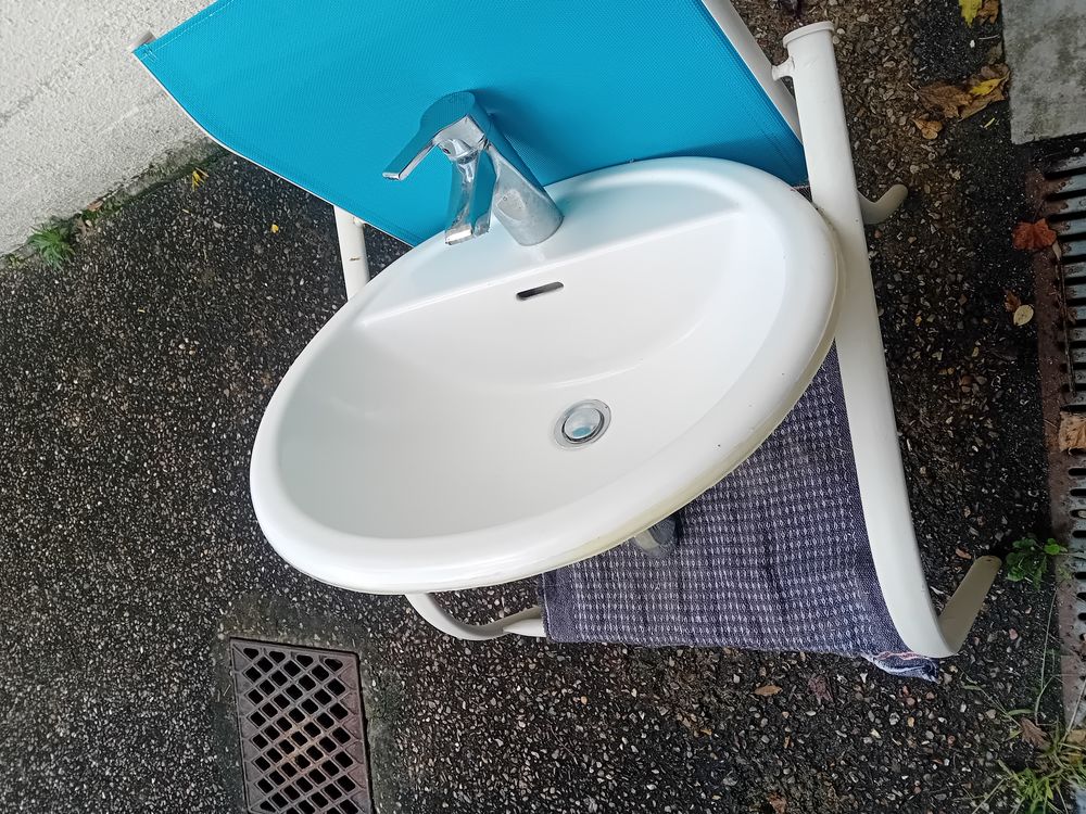 Lavabo blanc 
Meubles