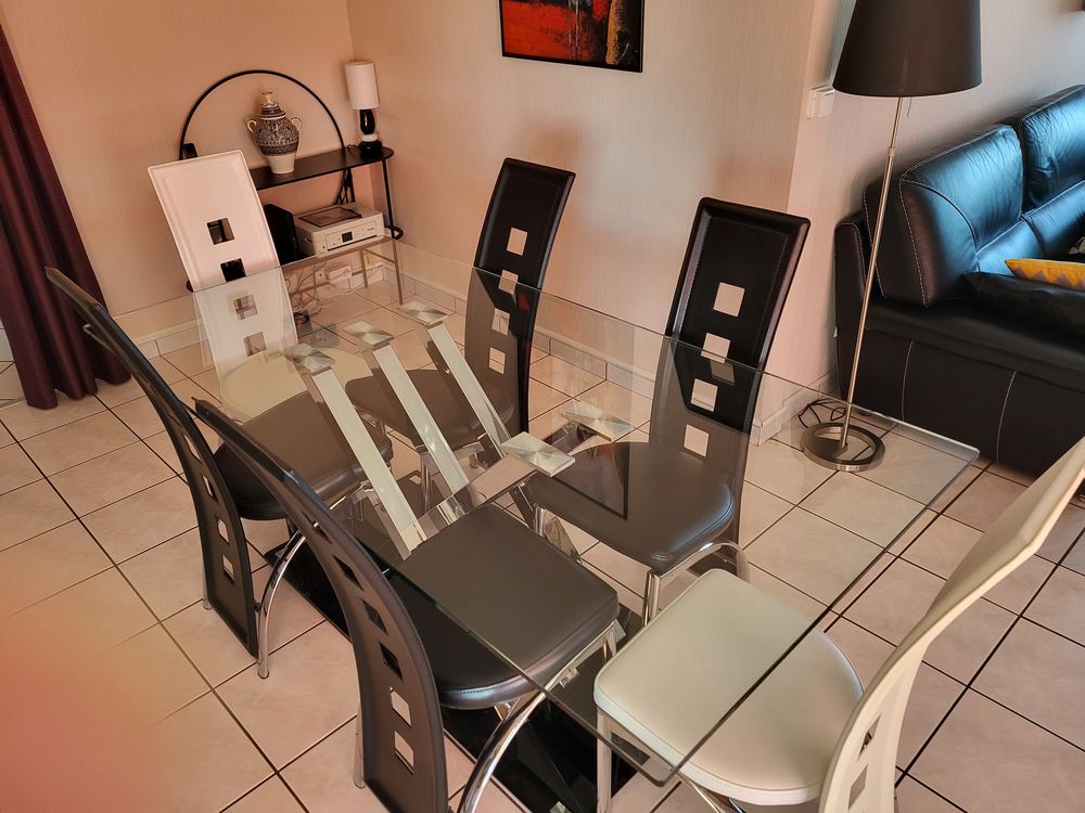 Table salle &agrave; manger et ses 6 chaises Meubles
