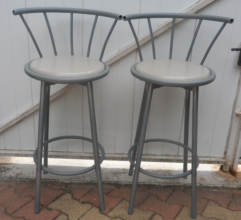 2 Chaises hautes m&eacute;tal assise en bois tournant sur roulement Cuisine