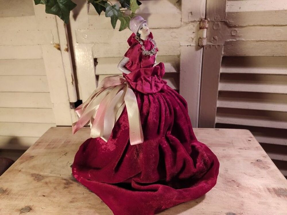 Poup&eacute;e Porcelaine Pique-Aiguilles Art d&eacute;co 