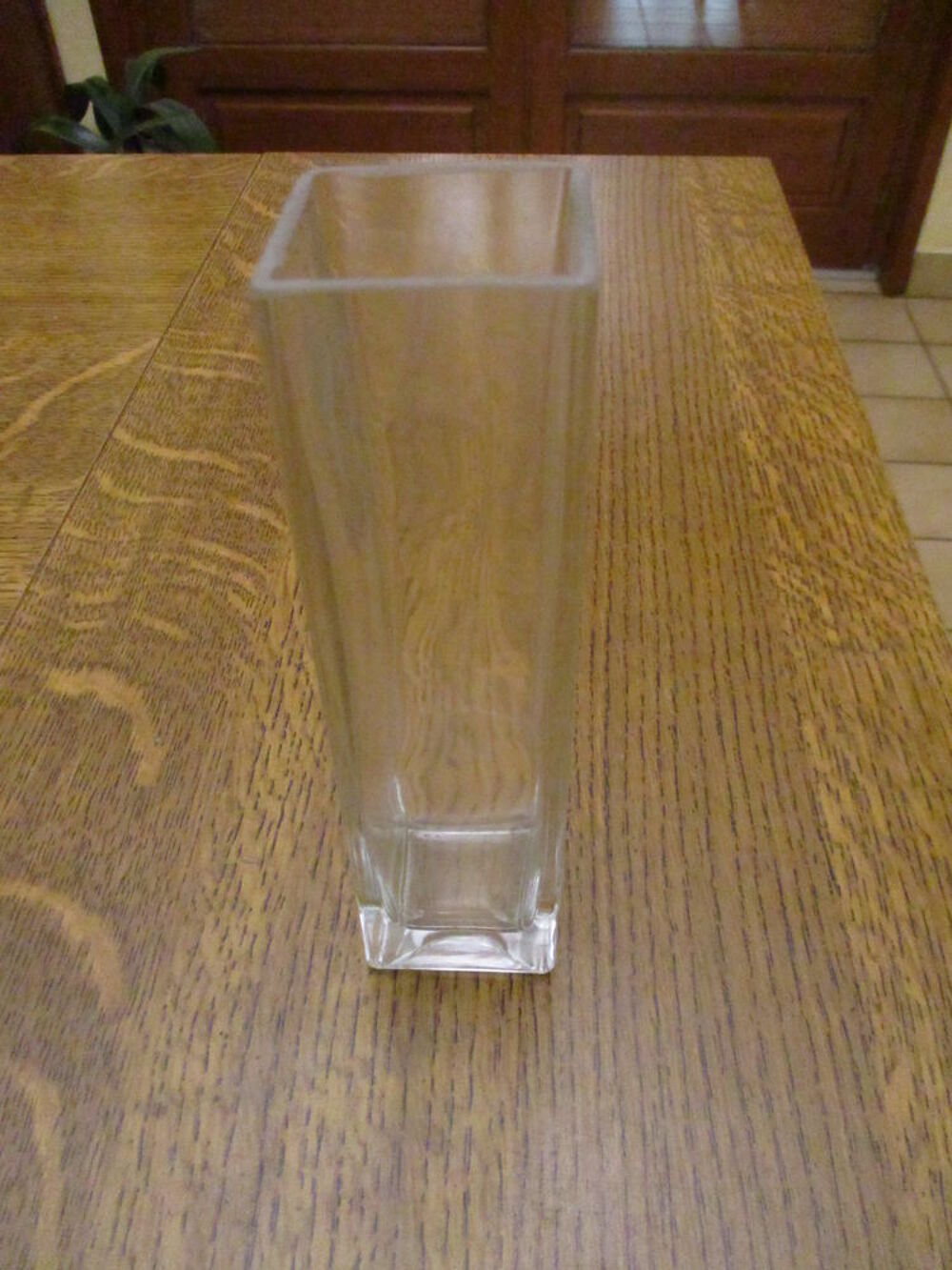 vase en verre carr&eacute; assez haut : 17 cm x 4,5 cm Dcoration