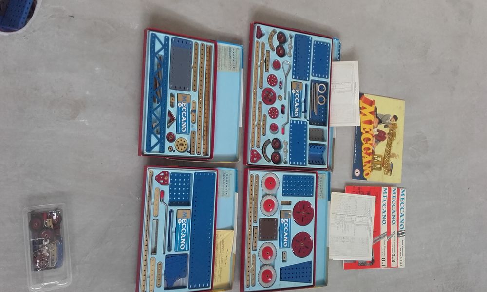 Lot 4 boites Meccano compl&egrave;tes ann&eacute;e 60 + pi&egrave;ces en vrac Jeux / jouets