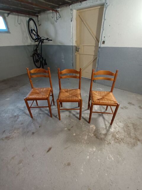 4 chaises en bois une avec petite grille sur un barreau  15 Luisant (28)