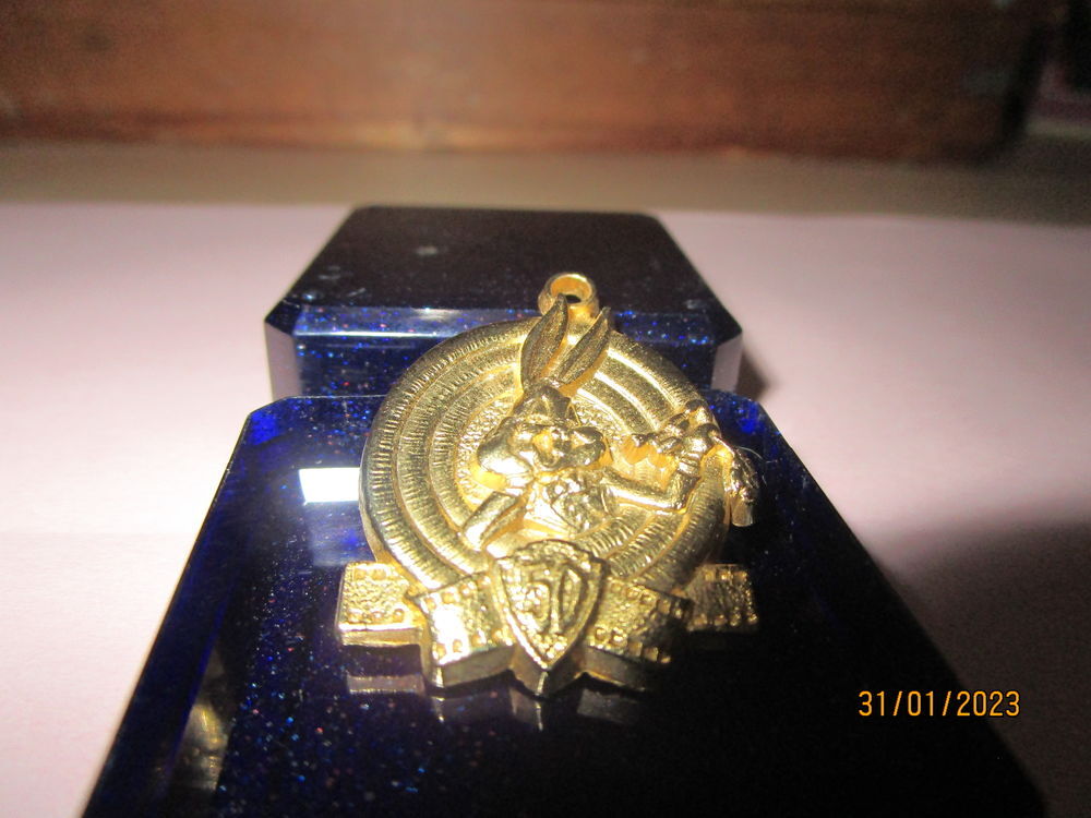 m&eacute;daille comm&eacute;morative anniversaire de BUGS BUNY WALT DISNEY Bijoux et montres