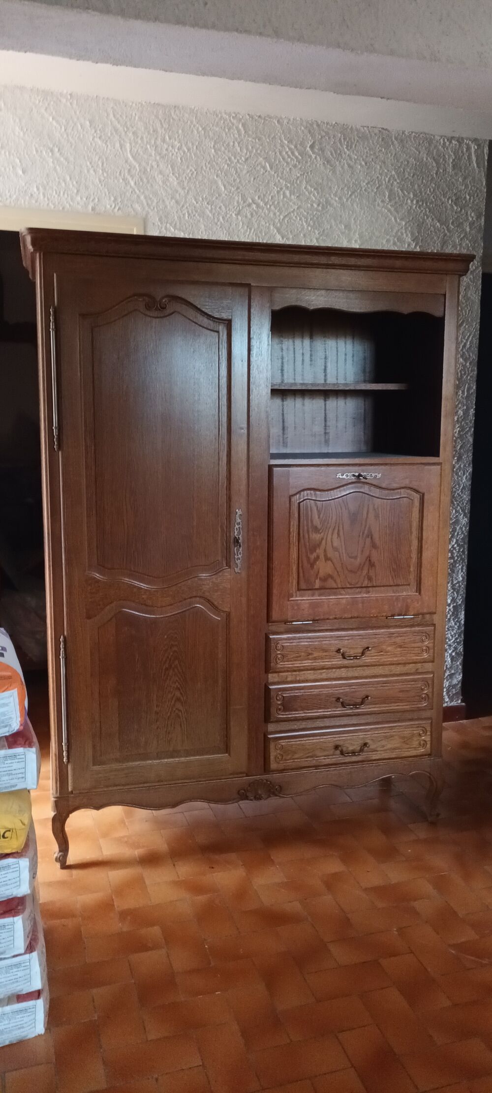 armoire tr&egrave;s bon &eacute;tat 
peut &ecirc;tre repeinte Meubles