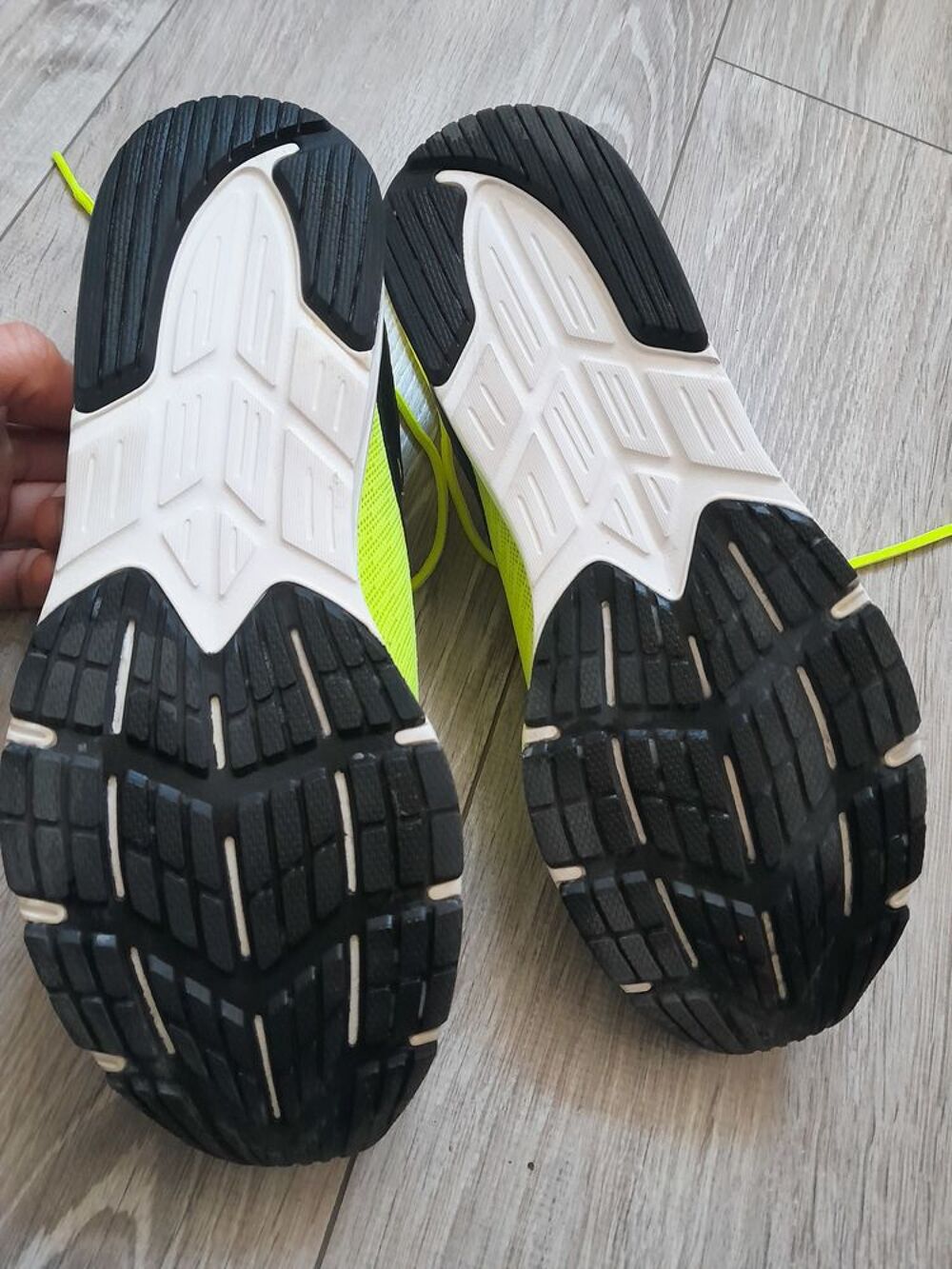 ASICS Baskets de running l&eacute;g&egrave;res et r&eacute;actives- noir/or jaune Chaussures