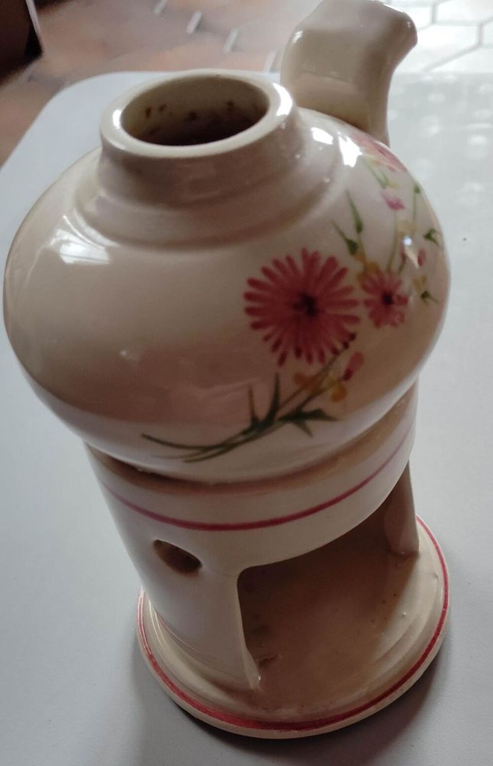 ar&ocirc;mi&egrave;re &agrave; liquide parfum&eacute;. H=13cm diam&egrave;tre=8cm
Décoration