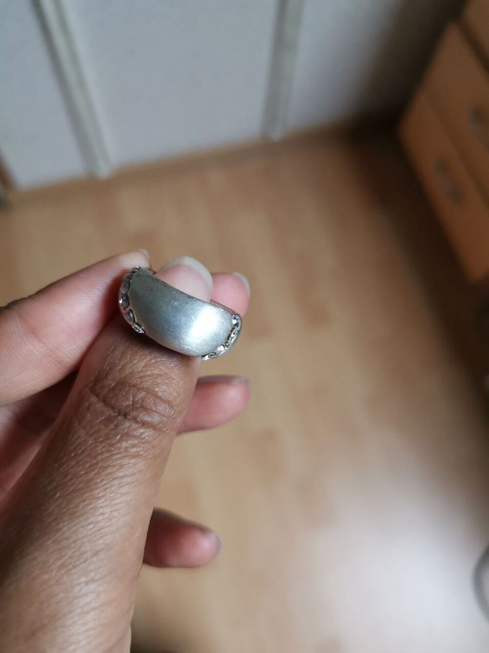 Bague strass&eacute;e blanc sans marque, taille 54, peu port&eacute;. Bijoux et montres