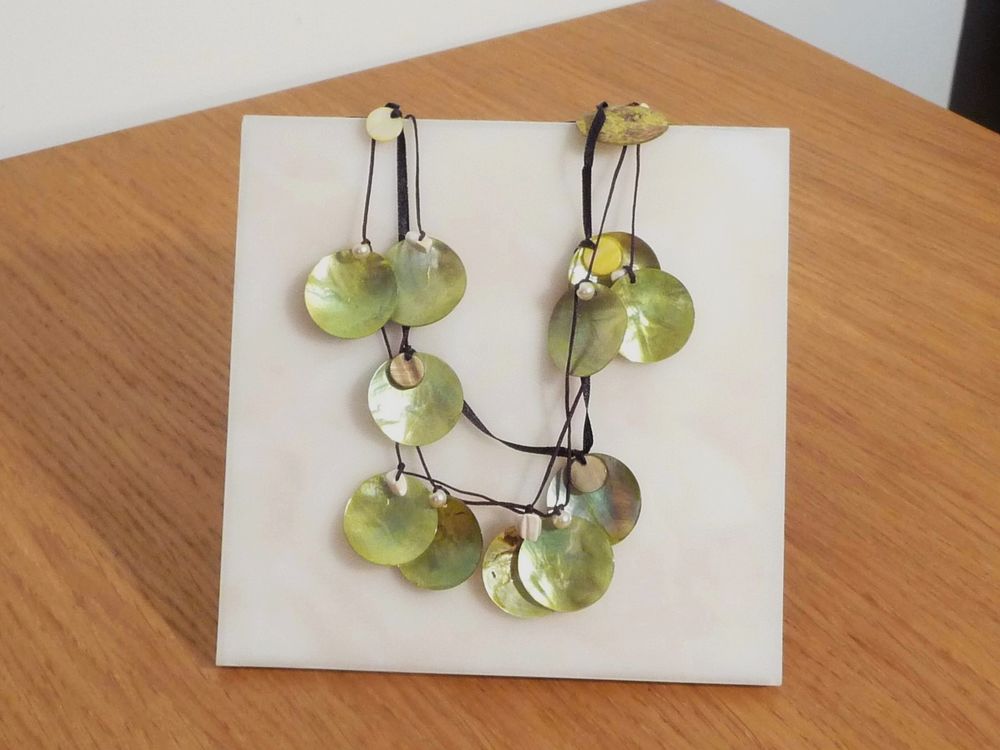 Collier avec Ronds en Coquillage Vert et Beige- Neuf Bijoux et montres