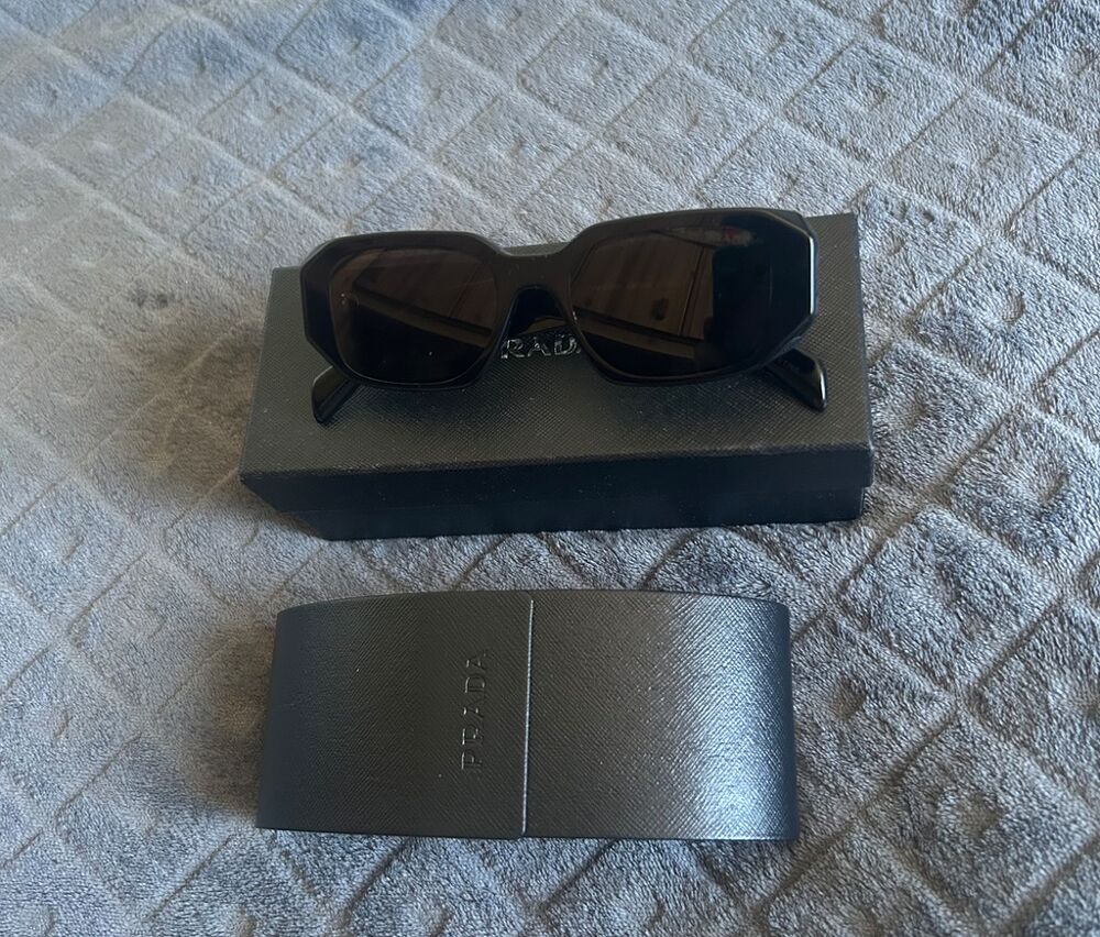 Lunettes de soleil noires Prada avec &eacute;tui Bijoux et montres