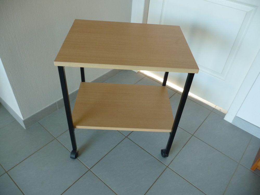 Desserte en bois clair et m&eacute;tal avec roulettes Meubles
