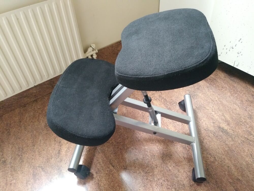 Chaise ergonomique sur les genoux Meubles