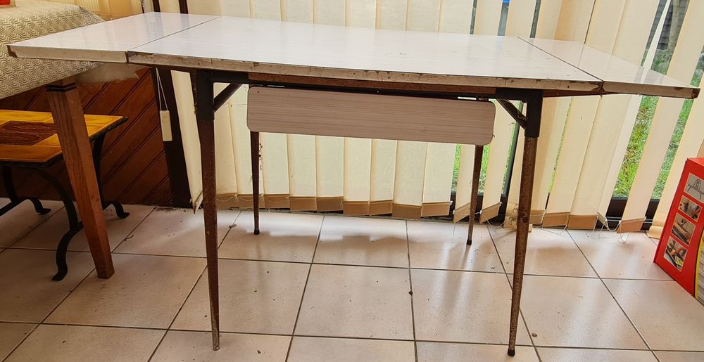 Buffet de cuisine, Table et 2 tabourets Meubles