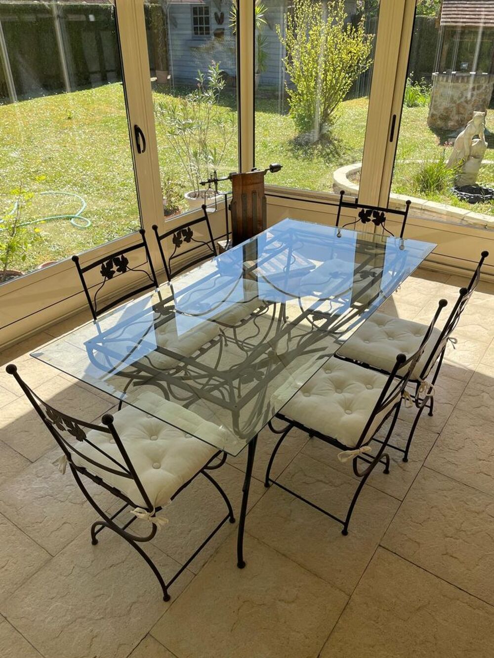 Table en fer forg&eacute; lourd et robuste style travaill&eacute; + 6 chai Meubles