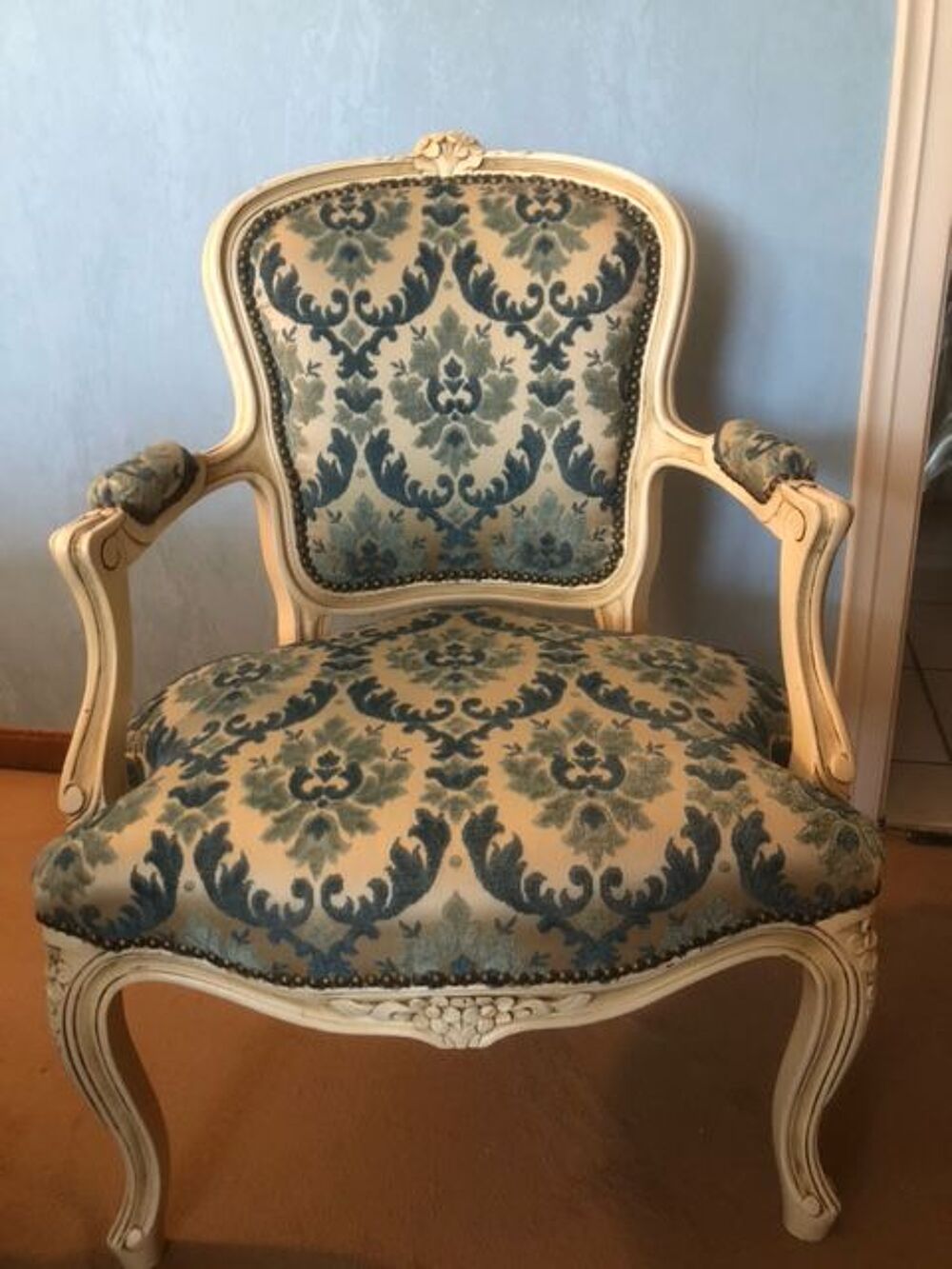 literie Louis XV, chevets, fauteuil Meubles