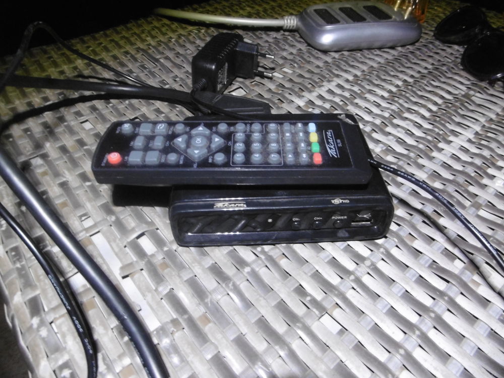 D&eacute;codeur Takara et sa t&eacute;l&eacute;commande Photos/Video/TV